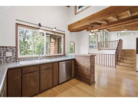 Kitchen - 3067 Whitbeck Blvd, Eugene, OR 97405 photo 5 of 7