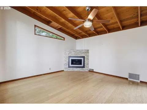 Living - 3067 Whitbeck Blvd, Eugene, OR 97405 photo 4 of 7