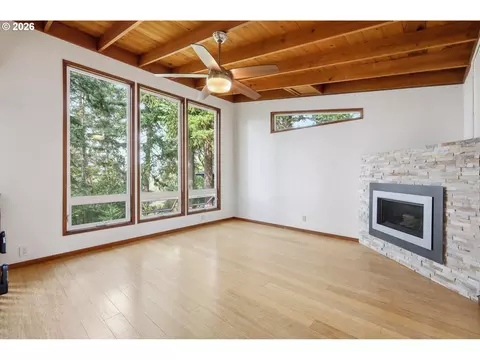 Living - 3067 Whitbeck Blvd, Eugene, OR 97405 photo 3 of 7
