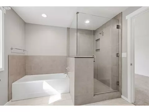 Bath - 3067 Whitbeck Blvd, Eugene, OR 97405 photo 4 of 5