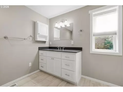 Bath - 3067 Whitbeck Blvd, Eugene, OR 97405 photo 2 of 5