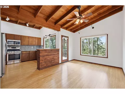 Living - 3067 Whitbeck Blvd, Eugene, OR 97405 photo 6 of 7