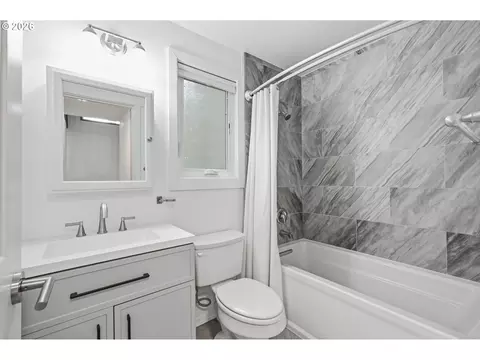 Bath - 3067 Whitbeck Blvd, Eugene, OR 97405 photo 1 of 5