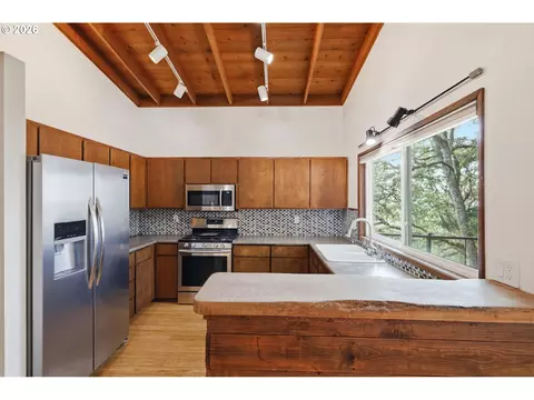 Kitchen - 3067 Whitbeck Blvd, Eugene, OR 97405 photo 2 of 7