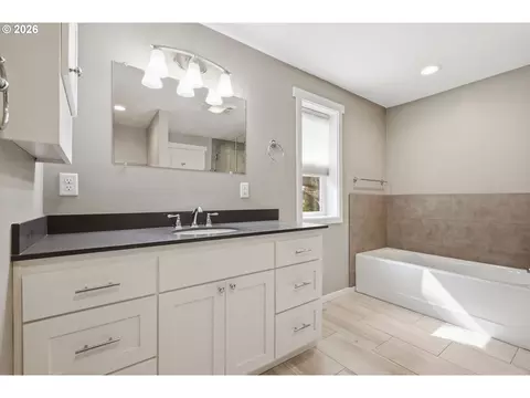 Bath - 3067 Whitbeck Blvd, Eugene, OR 97405 photo 3 of 5