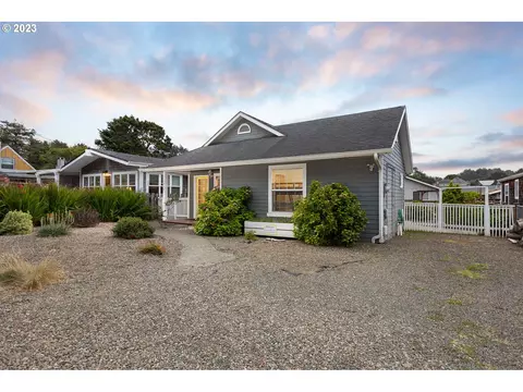 1632 NW 34th St, Lincoln City, OR 97367