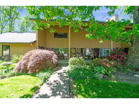 4945 SW Chestnut Pl, Beaverton, OR 97005
