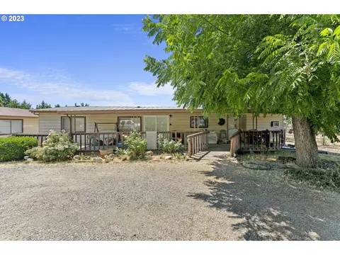 5411 Peace Ln, Central Point, OR 97502
