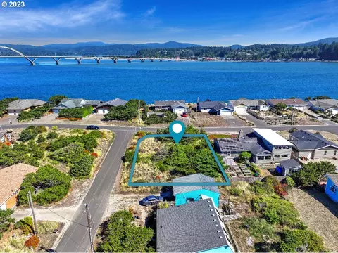 1901 NW Beachview Dr, Waldport, OR 97394