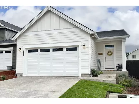 498 NE Fremont Dr, Estacada, OR 97023