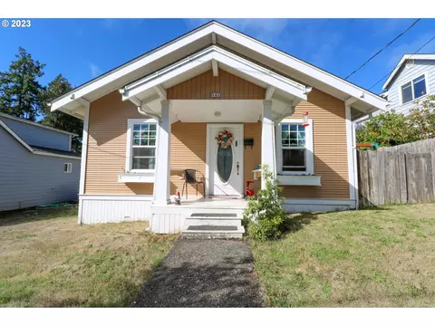141 N Henry St, Coquille, OR 97423