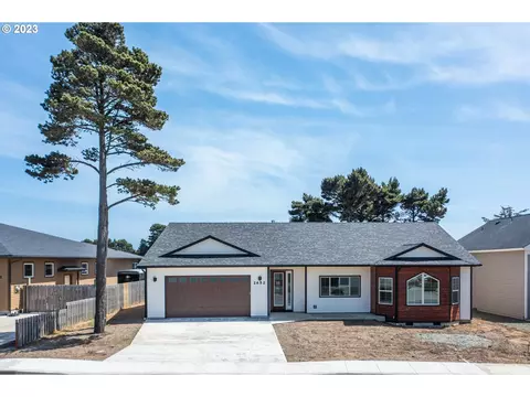 2652 Cedar Loop Dr, Bandon, OR 97411
