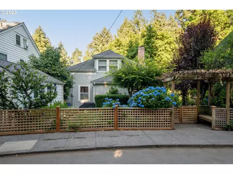 2460 SW Sherwood Dr, Portland, OR 97201