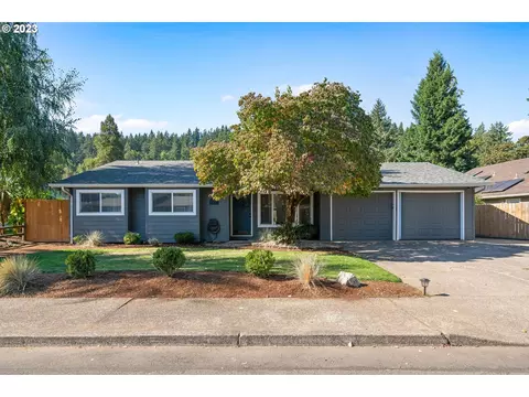 215 Walnut Ave, Silverton, OR 97381