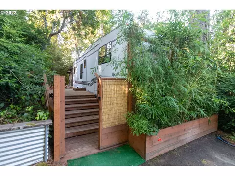 68 Outer Dr, Florence, OR 97439