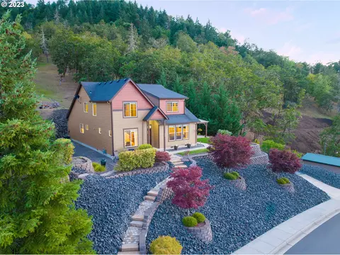 395 Winchester Creek Ave, Winchester, OR 97495