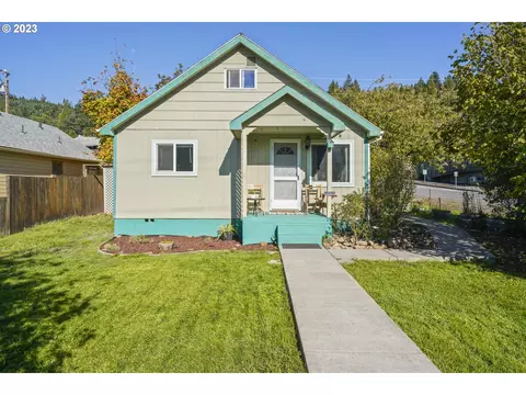 48305 Commercial St, Oakridge, OR 97463