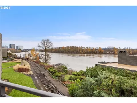 5630 S Riverside Ln #24, Portland, OR 97239