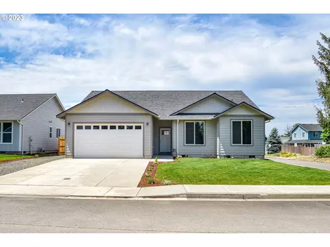 1207 SW 2nd Ave, Mill City, OR 97360