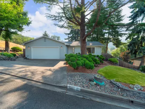 3065 NE Newport St, Roseburg, OR 97470
