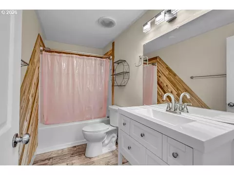 Bath - 211 Fox St, Rainier, OR 97048 photo 1 of 1