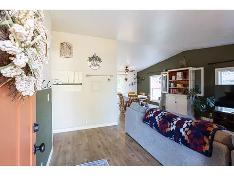 485 E 2nd St, Halsey, OR 97348 photo 3