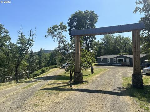 321 Natures Ln, Roseburg, OR 97470
