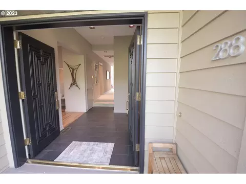 288 SE Spokane St, Portland, OR 97202