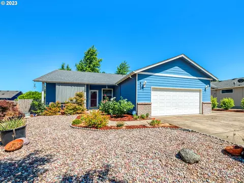 863 S 9th St, Harrisburg, OR 97446