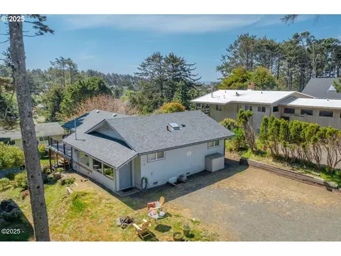 3592 NW 36th Ct, Lincoln City, OR 97367