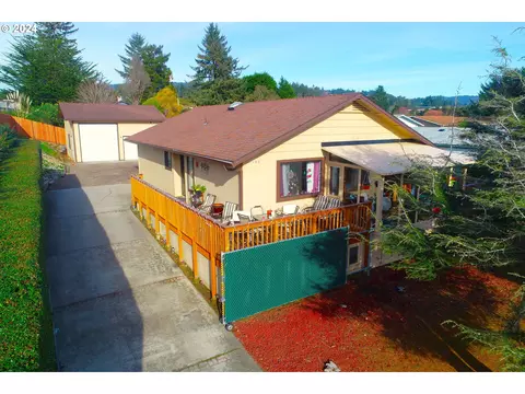 1108 Rowland Ln, Brookings, OR 97415