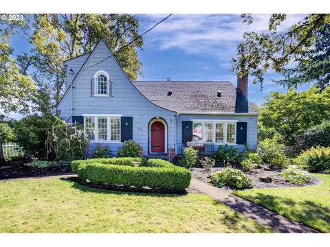 245 W Hereford St, Gladstone, OR 97027