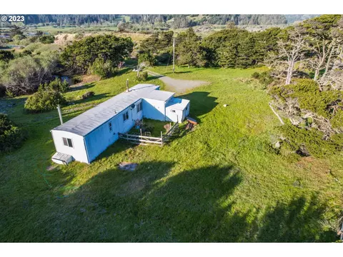 24298 Carpenterville Rd, Gold Beach, OR 97444