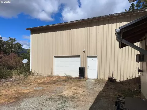 400 Decarlo Ln, Riddle, OR 97469