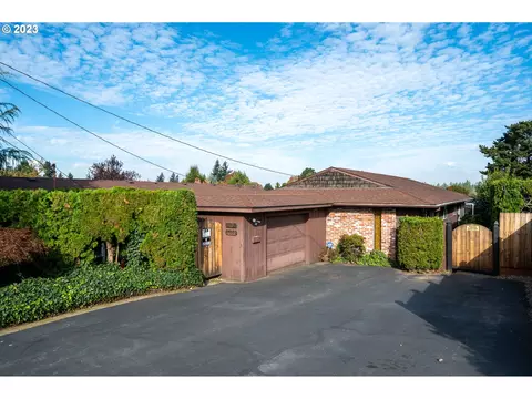 9007 NE Irving St, Portland, OR 97220