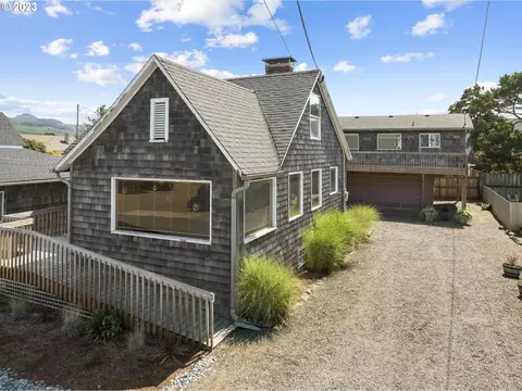127 4th Ave, Seaside, OR 97138