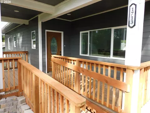 1713 Spruce St, Myrtle Point, OR 97458