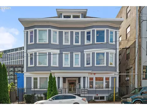 1714 NW Couch St #18, Portland, OR 97209