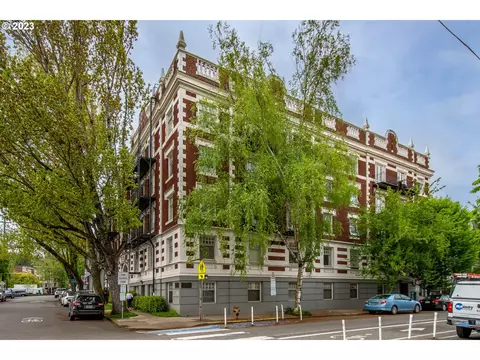 1811 NW Couch St #307, Portland, OR 97209