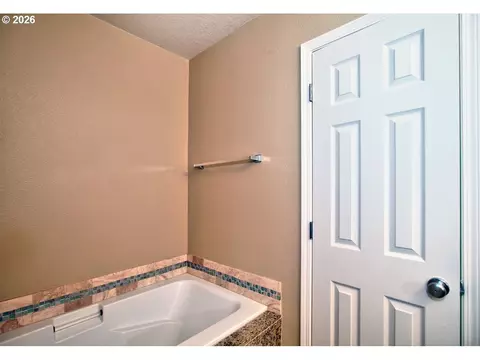 Bath - 1663 SW 172nd Ter, Beaverton, OR 97003 photo 3 of 6