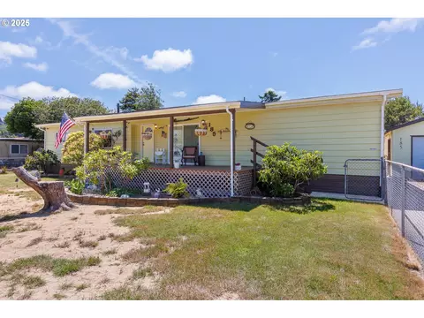 185 N 6th St, Lakeside, OR 97449