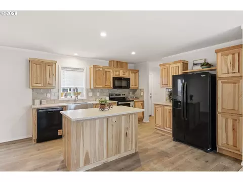 1551 A St, Springfield, OR 97477 photo 5