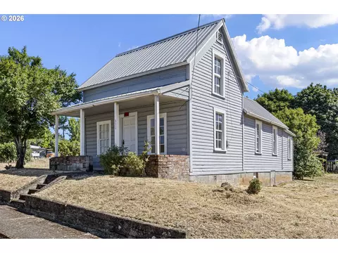 330 NE 1st St, Oakland, OR 97462