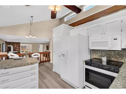Kitchen - 3010 NE Linden Ave, Gresham, OR 97030 photo 2 of 6