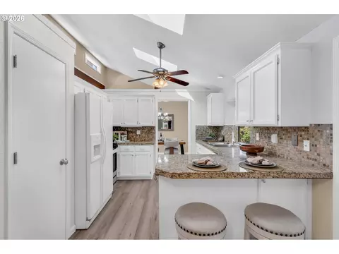 Kitchen - 3010 NE Linden Ave, Gresham, OR 97030 photo 5 of 6