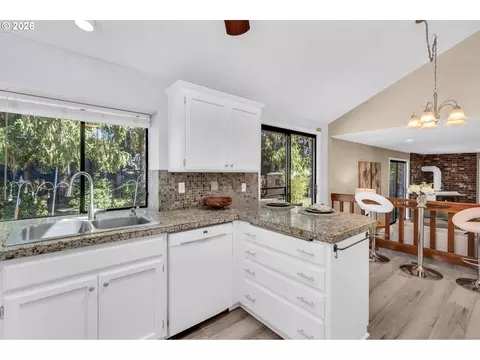 Kitchen - 3010 NE Linden Ave, Gresham, OR 97030 photo 6 of 6