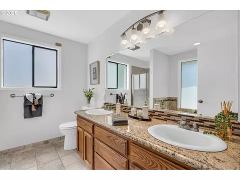 Bath - 3010 NE Linden Ave, Gresham, OR 97030 photo 1 of 1