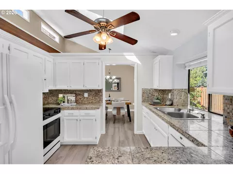 Kitchen - 3010 NE Linden Ave, Gresham, OR 97030 photo 3 of 6