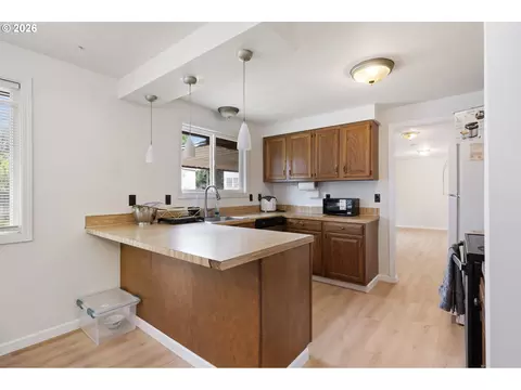 Kitchen - 631 SE 215th Ave, Gresham, OR 97030 photo 1 of 5