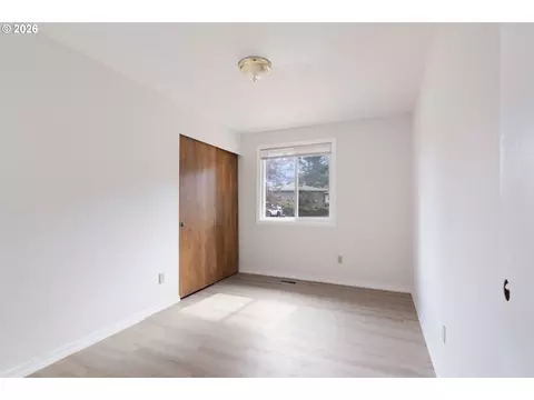Bedroom - 631 SE 215th Ave, Gresham, OR 97030 photo 1 of 8
